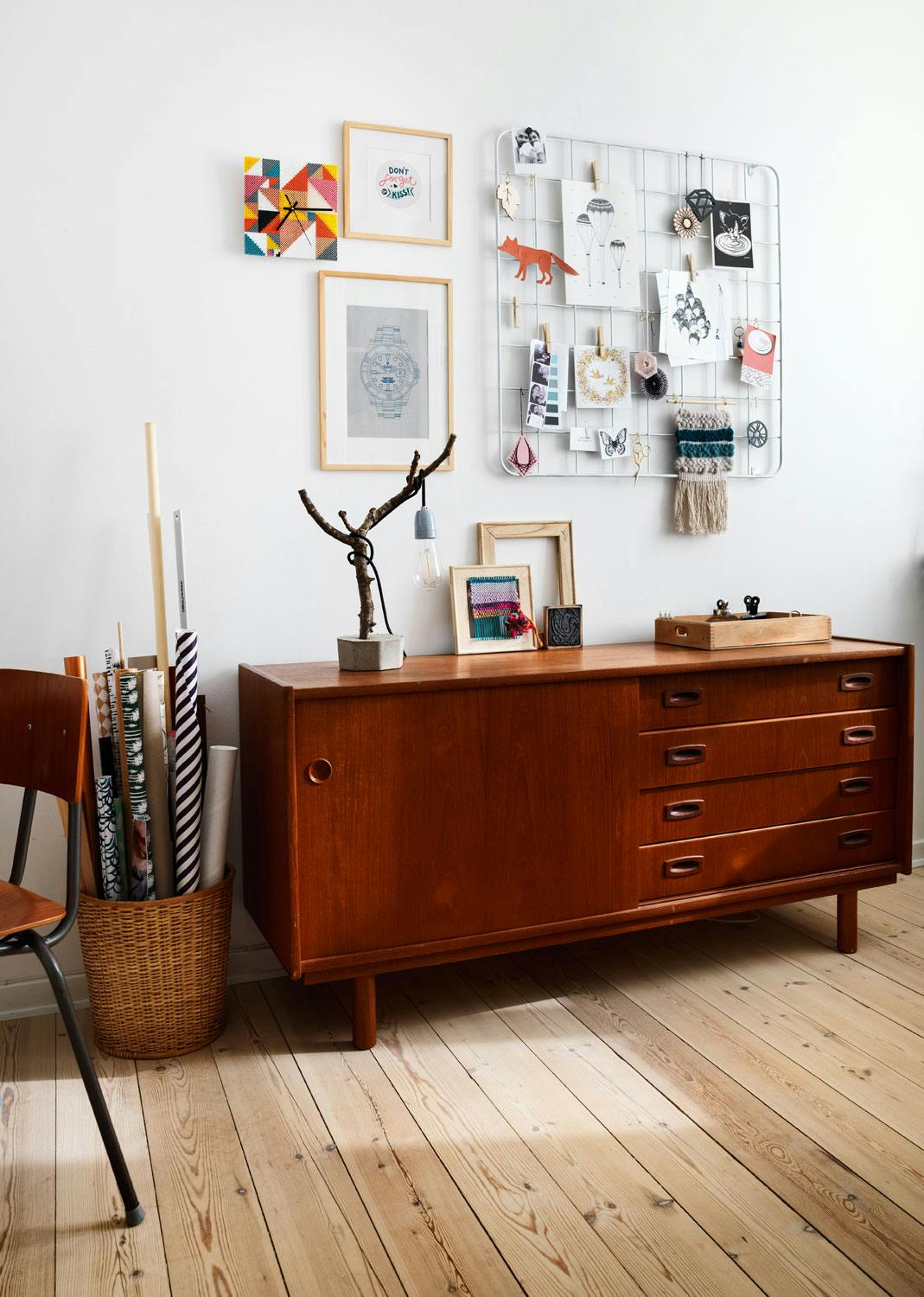 Kreativ samling over skjenken Teak-skjenk med mange DIY-prosjekter på